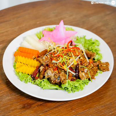 “หมูกรอบคั่วพริกเกลือ” (180 บาท)