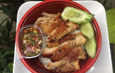 ข้าวไก่ย่างจิ้มแจ่ว