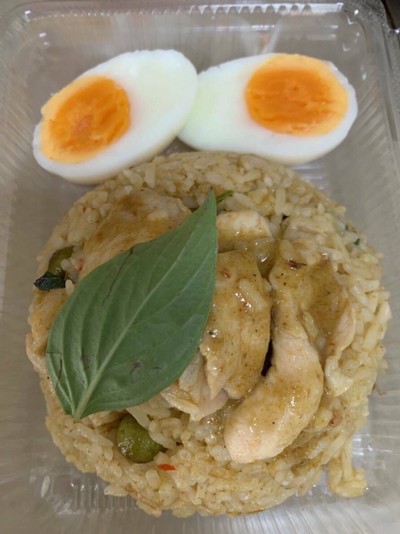 ข้าวผัดเขียวหวาน (ไก่หรือกุ้ง) ไข่ต้ม