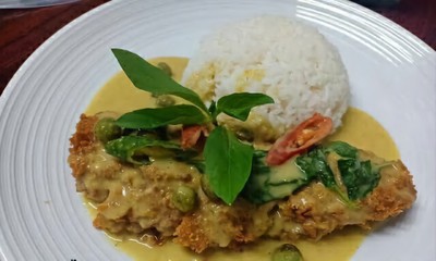 ข้าวไก่ทอดราดเขียวหวาน