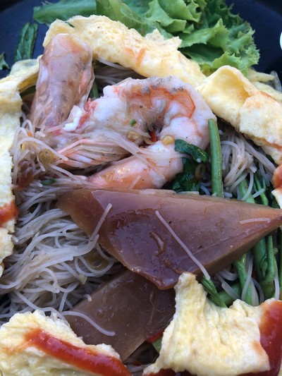 เส้นหมี่ผัดกระเฉดห่อไข่