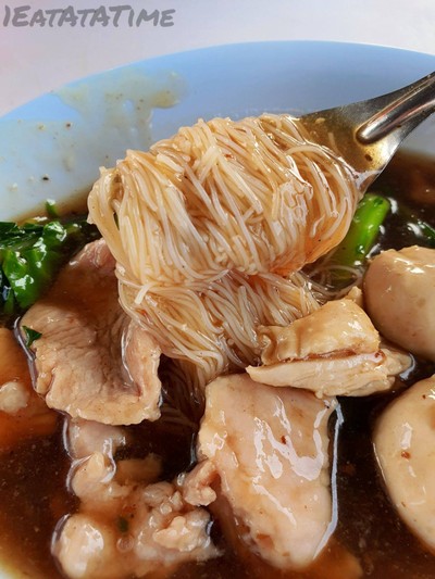 เส้นหมี่ราดหน้า