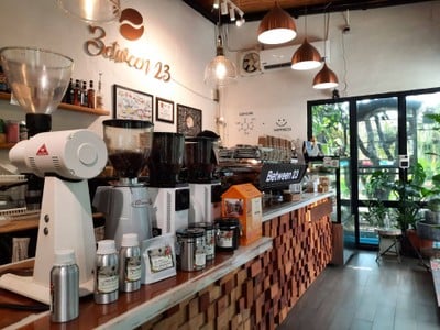 บรรยากาศ Between Coffee Roaster ซอยต้นสน นาดี