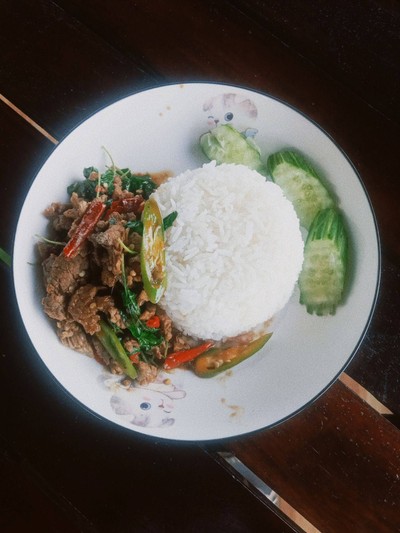 กระเพราเนื้อราดข้าว