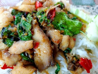 ข้าวผัดกะเพราปลา