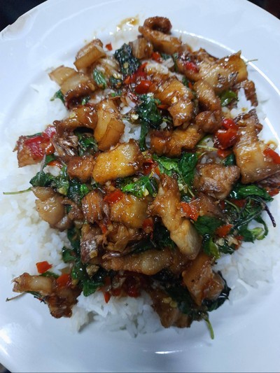 ข้าวกะเพราหมูสามชั้น