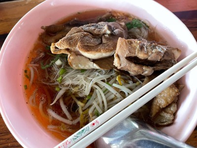 เส้นหมี่ไก่ตุ๋น