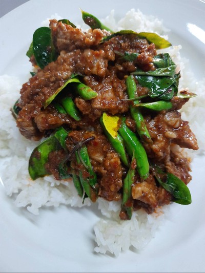 ผัดพริกแกงหมูราดข้าว