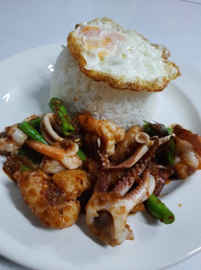 ผัดพริกแกงทะเลราดข้าว