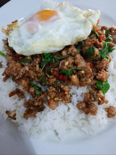 กะเพราหมูราดข้าว