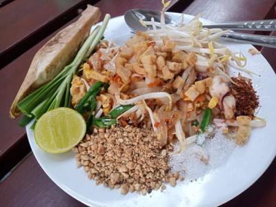 ผัดไทยกุ้งหมึกสด