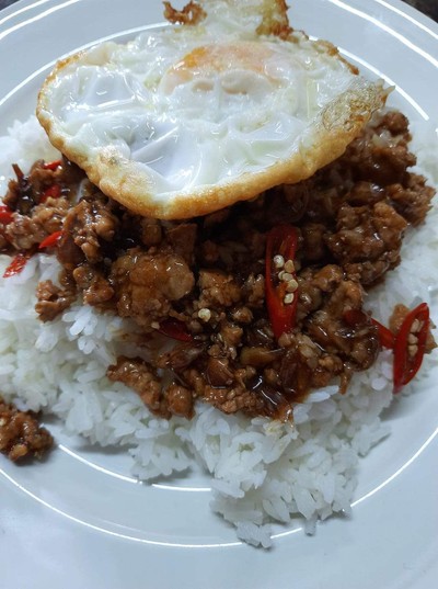 ข้าวหมูสับผัดน้ำมันหอย