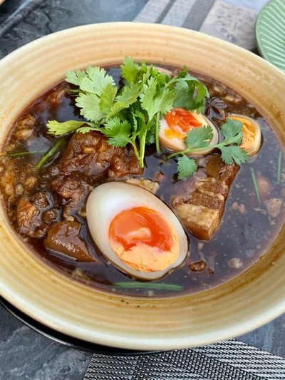 หมูสามชั้นพะโล้น้ำตาลสดไข่เยิ้ม