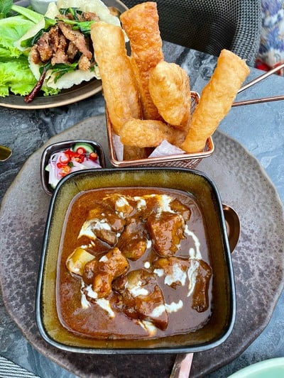 มัสมั่นสันคอหมูโรตีสติ๊ก