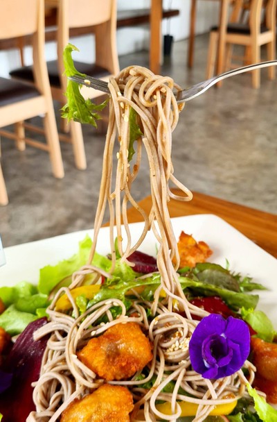 สลัดโซบะไก่คาราเกะ Soba&Chicken karage salad
