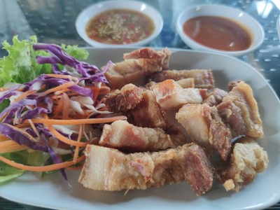 สามชั้นทอดน้ำปลา