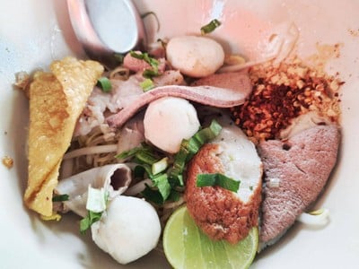 บะหมี่แห้งยำทุกอย่าง พิเศษ