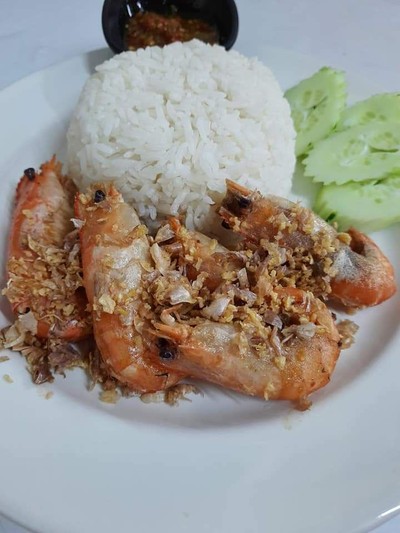 กุ้งทอดกระเทียมราดข้าว