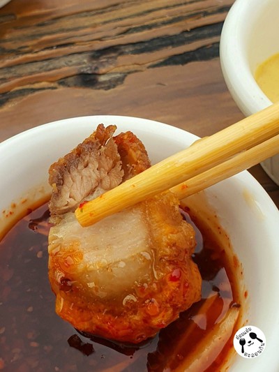 หมี่กระเฉดหมูกรอบไฟลุก