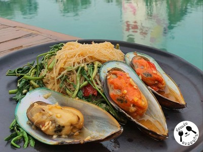 หมี่กระเฉดหอยแมลงภู่ไฟลุก