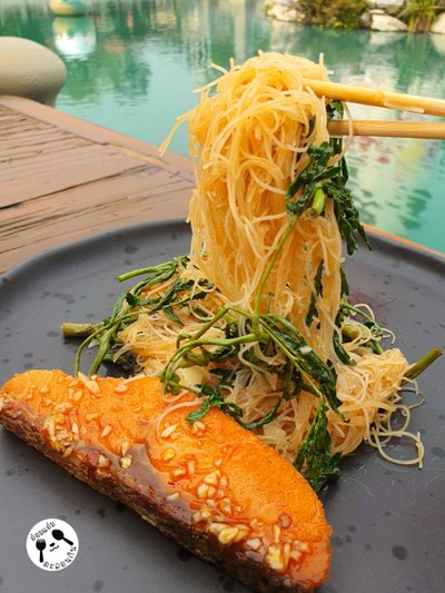 หมี่กระเฉดแซลม่อนไฟลุก