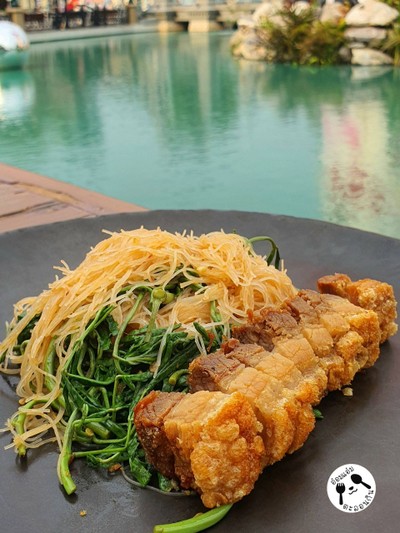 หมี่กระเฉดหมูกรอบไฟลุก