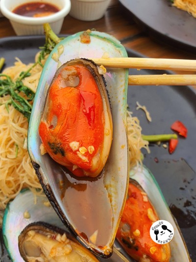 หมี่กระเฉดหอยแมลงภู่ไฟลุก