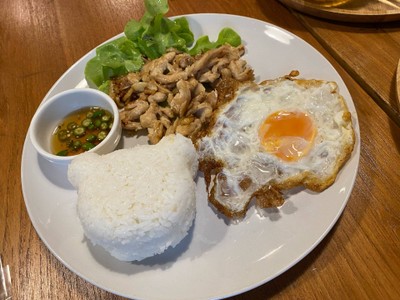 ข้าวไก่กระเทียมไข่ดาว