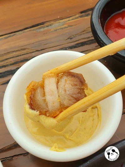 หมี่กระเฉดหมูกรอบไฟลุก