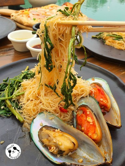 หมี่กระเฉดหอยแมลงภู่ไฟลุก