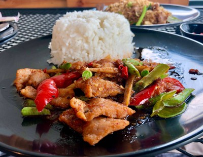 ผัดพริกแกงราดข้าว