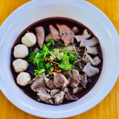 ก๋วยเตี๋ยวลูกชิ้นหมูเปื่อย