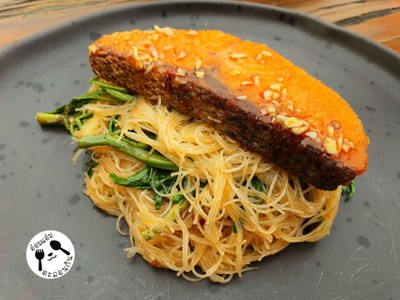 หมี่กระเฉดแซลม่อนไฟลุก