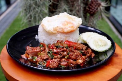 ข้าวกะเพราเครื่องในไก่