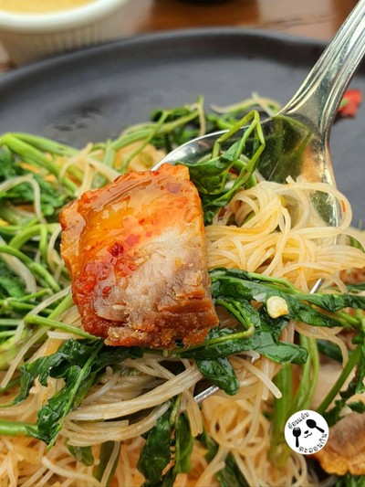 หมี่กระเฉดหมูกรอบไฟลุก