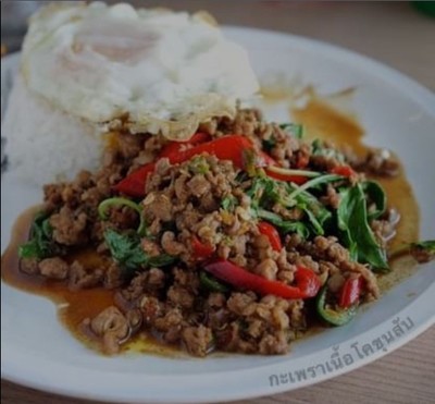 ข้าวผัดกระเพราเนื้อไข่ดาว