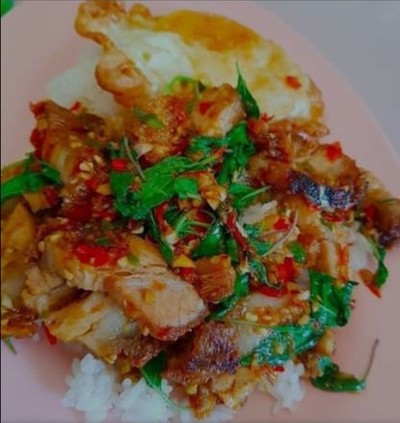 ข้าวราดกระเพราหมูกรอบไข่ดาว