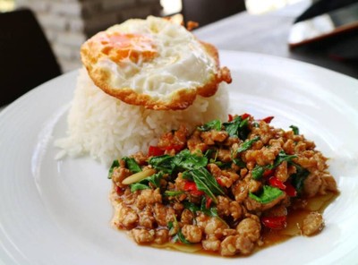 กระเพราหมูไข่ดาวราดข้าว