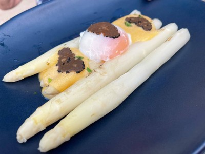 While Asparagus with truffle