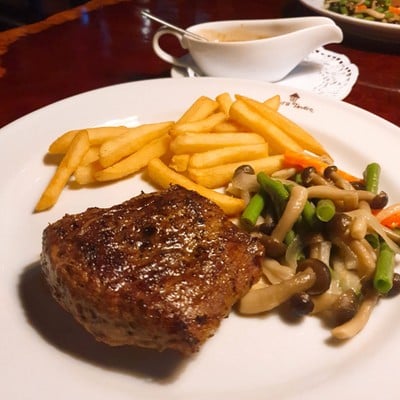 Neil's Tavern Restaurant  ร่วมฤดี (Ruamrudee)