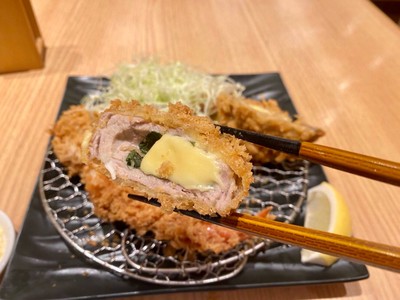 ทงคัตสึหมูห่อชีสและใบชิโสะ