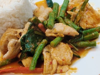 หมูผัดพริกแกงราดข้าว