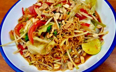 ตำ มาม่าไส้กรอก