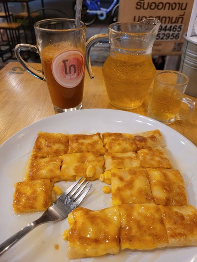 โรตีเหลี่ยมข้าวโพด ไข่ ราดนม
