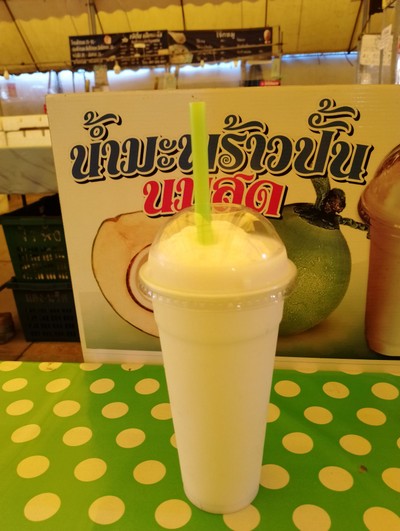 มะพร้าวปั่นนมสด