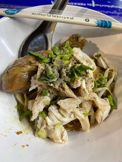 เส้นเล็กแห้งน่องไก่+เนื้อไก่