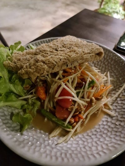 จานนี้อร่อยใช้ได้ เอายำปลาดุกฟูมามิกซ์กับส้มตำ ก็เหมือนเป็นเมนู 2 in 1