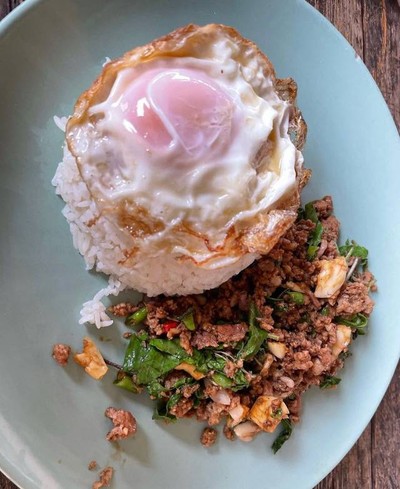 กระเพาหมูไข่ดาว