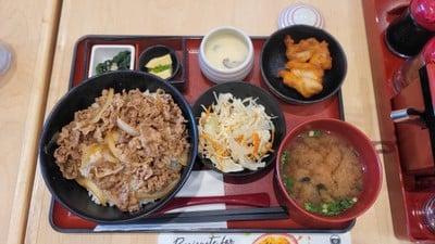 ข้าวหน้าเนื้อสุคิยะ L+ชุดไก่คาราเกะ