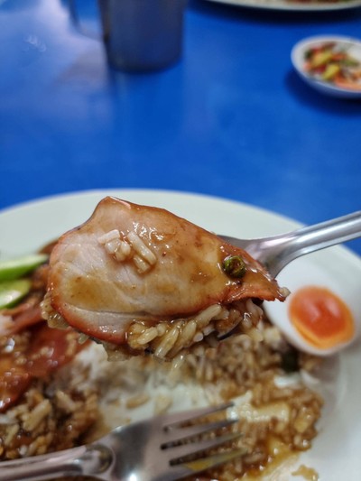 ข้าวหมูแดง หมูกรอบ ใส่ทุกอย่าง